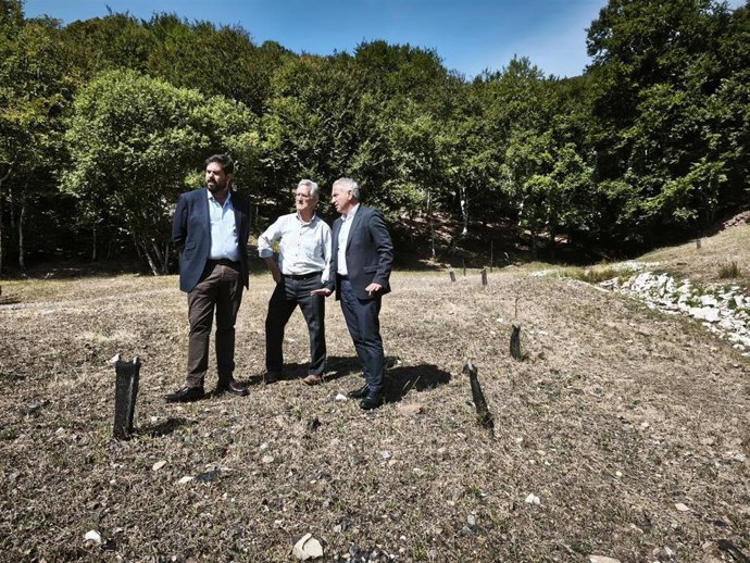 Nicanor Sen, junto al subdelegado del Gobierno en Palencia y el alcalde de Velilla, visitan las zonas recuperadas.