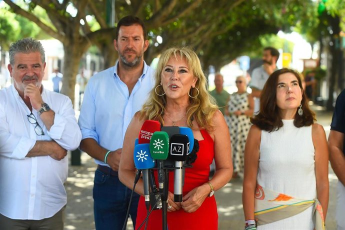 La vicepresidenta tercera de la Junta de Andalucía y consejera de Economía, Hacienda y Fondos Europeos, Carolina España, en una atención a los medios.