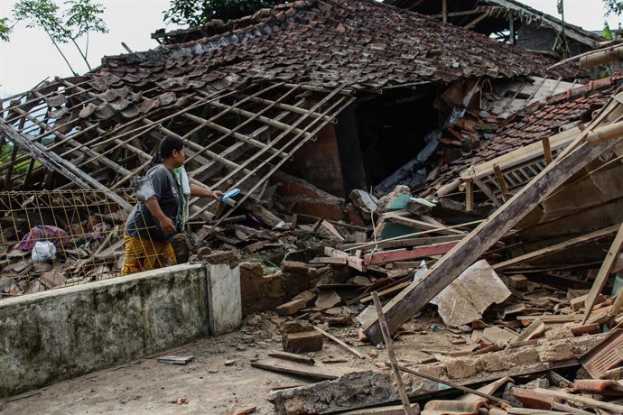 Archivo - Arquivo - Danos materiais causados por um terremoto em Java Ocidental, na Indonésia