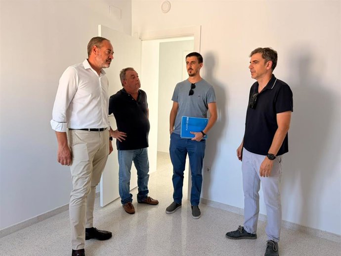 El consejero de Infraestructuras, Transporte y Vivienda, Francisco José Ramírez, durante su visita a viviendas para alquiler asequible en Cedillo.