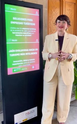La diputada de Gobierno Electrónico y Régimen Interior, Inés Arco, junto a un tótem de la plataforma.