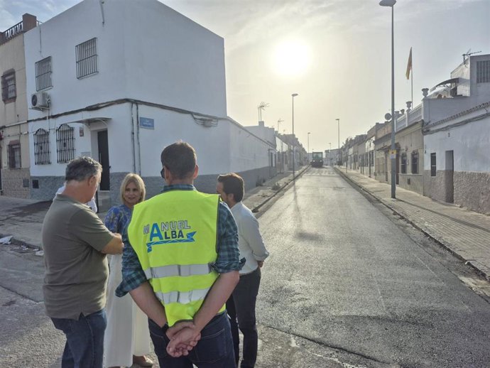 La alcaldesa de Jerez de la Frontera (Cádiz), María José García-Pelayo, en una visita a las obras de reasfaltado de calles en la ciudad.