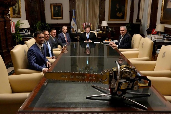 Archivo - HANDOUT - 26 April 2026, Argentina, Buenos Aires: A handout photo provided by the Argentine presidency shows a meeting between Argentine President Javier Milei (C) and American businessman Peter Thiel (3rd L) at the Presidential Palace. Photo: -