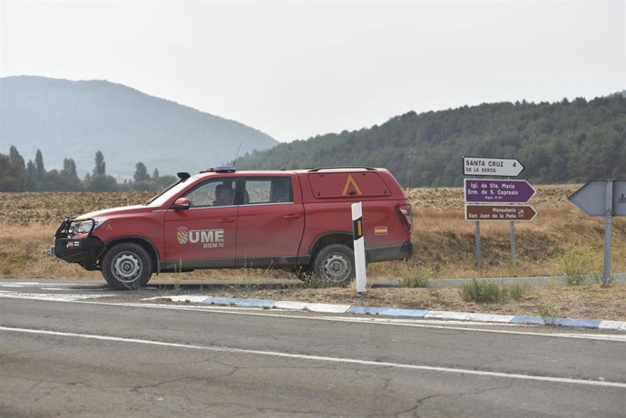 Vehículos de la UME durante las labores de extinción de un incendio forestal, a 16 de agosto de 2026, en Las Peñas de Riglos, Huesca, Aragón (España). El operativo desplazado al incendio forestal de Las Peñas de Riglos (Huesca) alcanza este domingo la cif