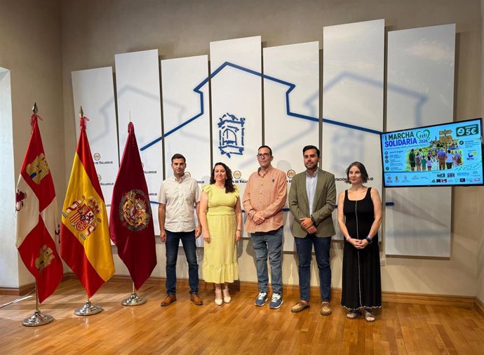 El diputado Empleo, Desarrollo Económico y Reto Demográfico, Roberto Migallón, acompañado por la alcaldesa de Santibáñez, Ester Fernández; el alcalde de Traspinedo, Javier Fernández, y representantes de la PETHCyL.