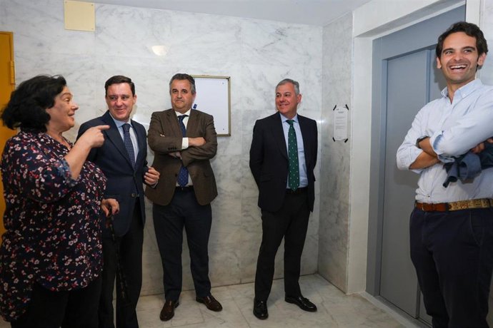 El alcalde de Sevilla, José Luis Sanz, junto al delegado de Urbanismo, Juan de la Rosa, visitando una comunidad donde se instalarán ascensores