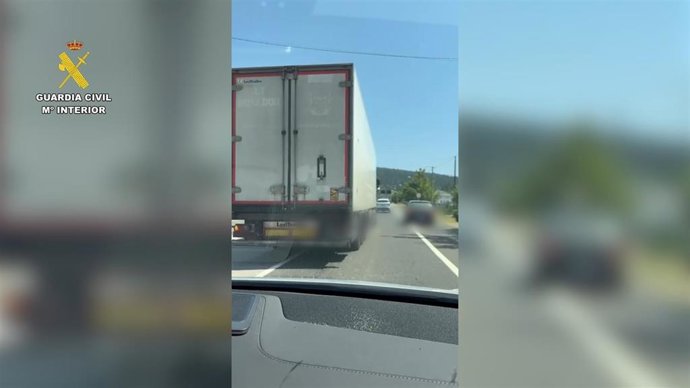 Vehículo articulado con maniobras indebidas por parte de su conductor en Lugo