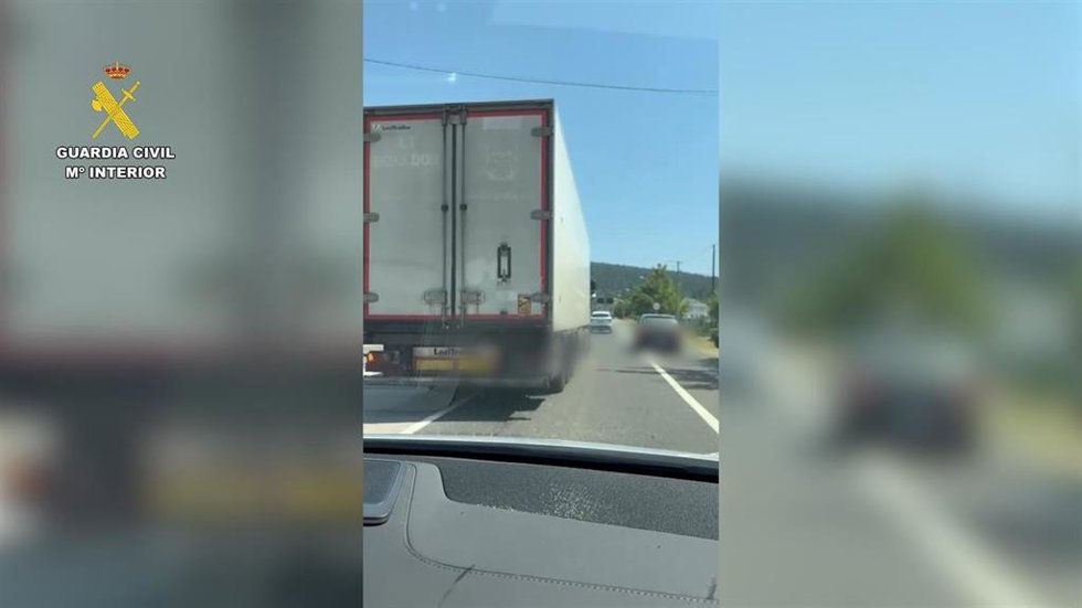 Vehículo articulado con maniobras indebidas por parte de su conductor en Lugo