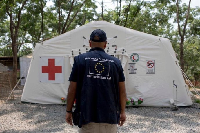 Un cooperante de la Oficina de Ayuda Humanitaria de la Comisión Europea (ECHO) observa la entrada de una clínica móvil de emergencia instalada en un campamento de refugiados
