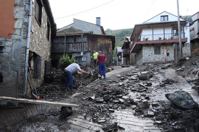 Calles cubiertas de lodo como consecuencia de la riada producida en la tarde del sábado 15 en Manzaneda de Valdueza.