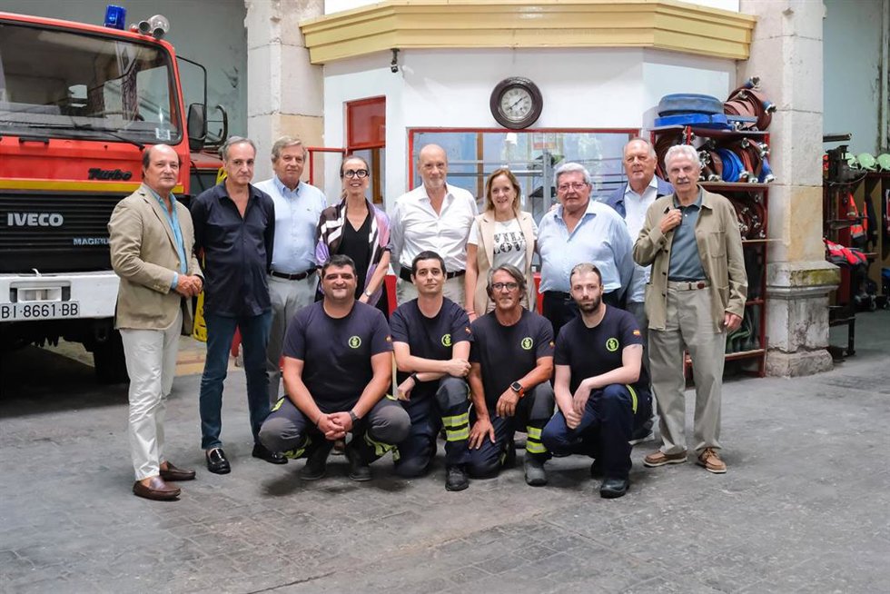 Isabel Urrutia presenta el nuevo convenio del Cuerpo de Bomberos Voluntarios de Santander