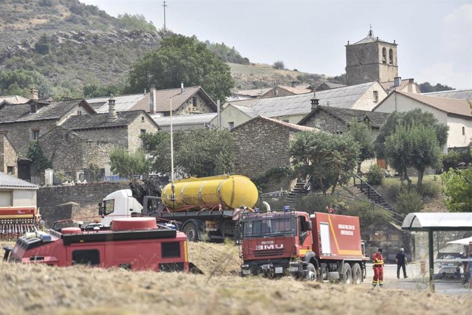 Bomberos de la UME durante las labores de extinción de un incendio forestal, en Atarés, a 16 de agosto de 2026, en Las Peñas de Riglos, Huesca, Aragón (España). El operativo desplazado al incendio forestal de Las Peñas de Riglos (Huesca) alcanza este domi