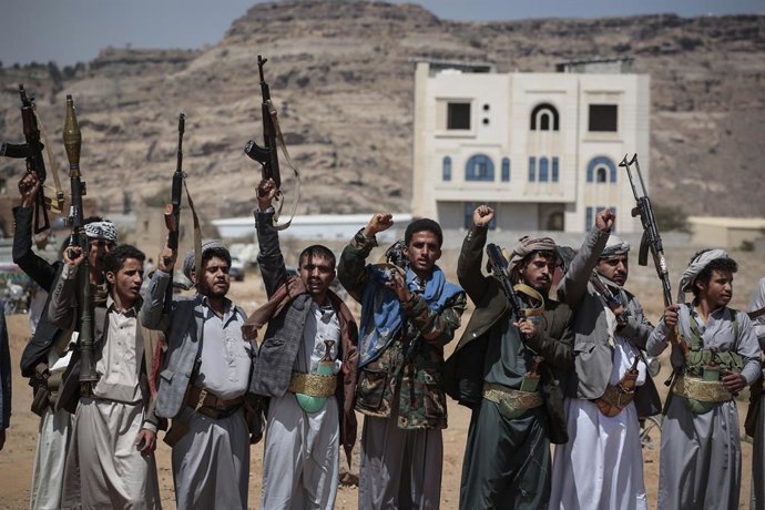 Archivo - Arquivo - Imagem de arquivo mostrando rebeldes houthis em um funeral pelas vítimas de um ataque dos EUA em Sanaa (Iêmen)