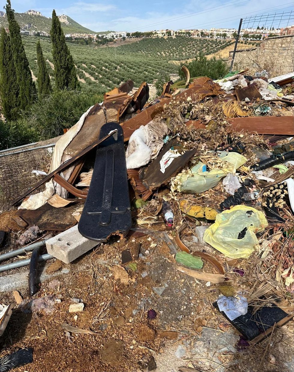 Restos de féretros y otros residuos en el cementerio.