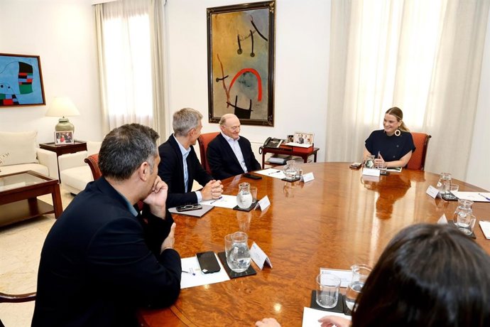 La presidenta del Govern, Marga Prohens, preside una audiencia con el presidente del RCD Mallorca, Andy Kohlberg, y el CEO de negocios de la entidad, Alfonso Díaz.