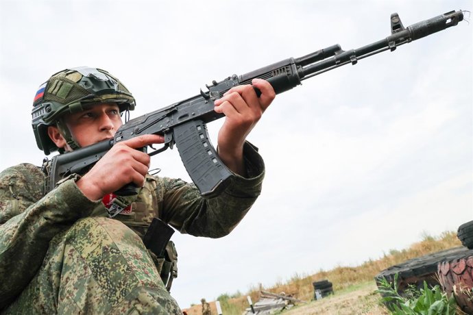 RÚSSIA, REGIÃO DE ZAPOROZHYE – 10 DE AGOSTO DE 2026: Um militar da força de assalto do Grupo Dnepr do Exército Russo durante uma sessão de treinamento em um campo de treinamento militar no setor de Zaporozhye da linha de frente, na zona da operação milita