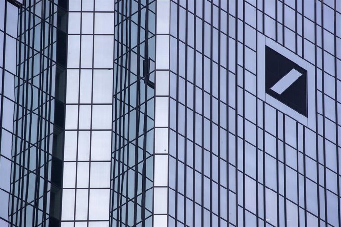 Archivo - Logo de Deutsche Bank en la sede de Fráncfort del Meno.