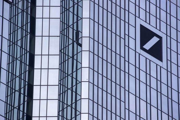 Archivo - Logo de Deutsche Bank en la sede de Fráncfort del Meno.