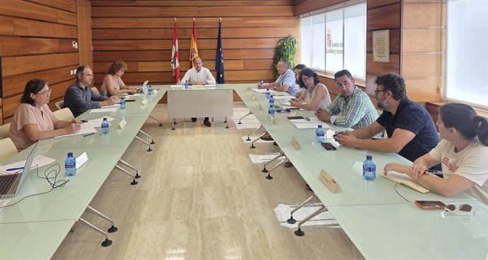 Pino preside la reunión que ha mantendio esta mañana con el sector apícola.
