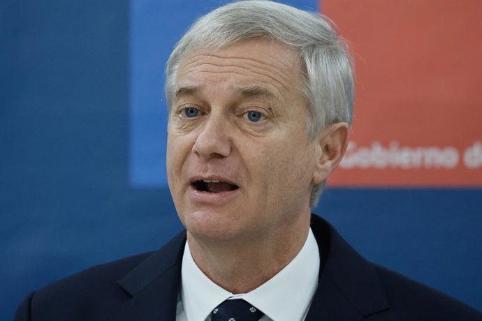 Santiago, 14 de Agosto de 2026.  El Presidente de la Republica, Jose Antonio Kast, junto a la ministra de Salud, May Chomali, anuncia convenio entre el Ministerio de Salud, Fonasa y Caja de los Andes para atender a pacientes en lista de espera.  Diego