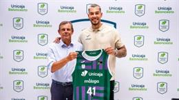 El nuevo jugador de Unicaja de baloncesto Willy Hernangómez (derecha), en su presentación.