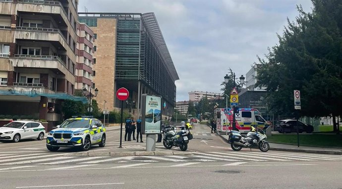 Policía y ambulancia en las inmediaciones de la estación de Llamaquique.