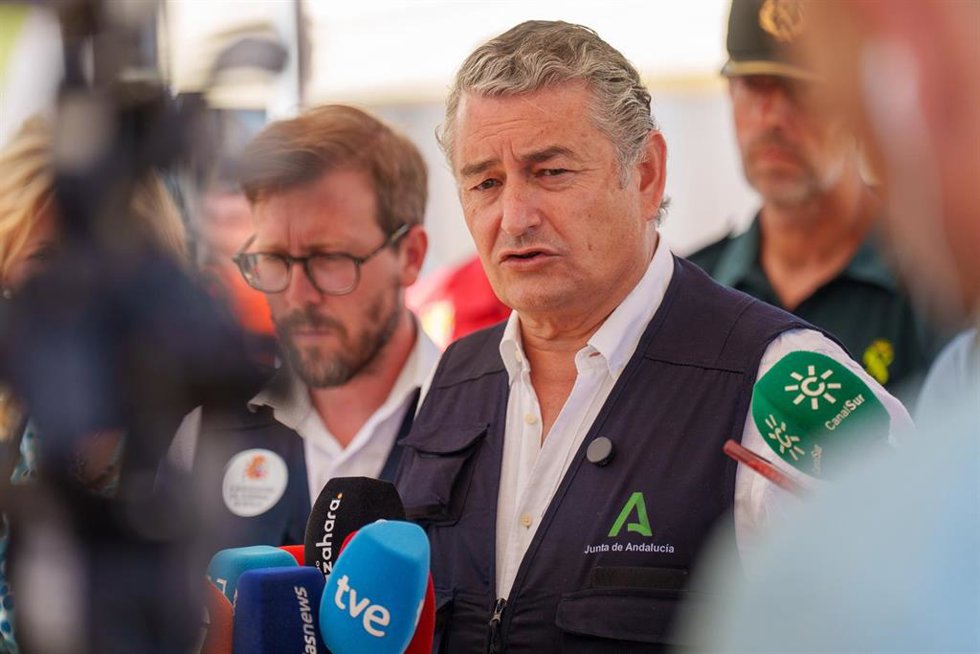 El vicepresidente primero y consejero de la Presidencia, Sanidad y Emergencias, Antonio Sanz, atiende a los medios a los medios de comunicación. Imagen de archivo.