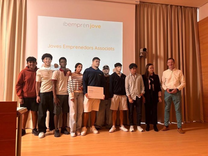 Jóvenes participantes en el programa 'Ibemprènjove' del curso anterior.