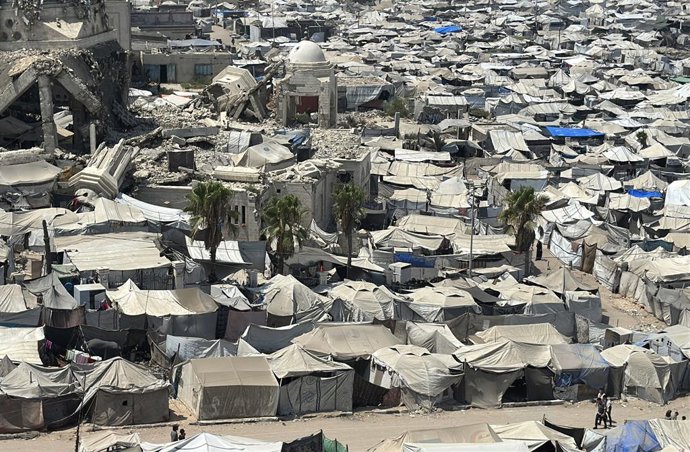 15 de agosto de 2026, Territórios Palestinos, Gaza: Barracas que abrigam palestinos deslocados lotam a praia, já que o litoral se tornou um refúgio para milhares de pessoas deslocadas de diferentes partes da Faixa de Gaza devido à guerra. As famílias desl