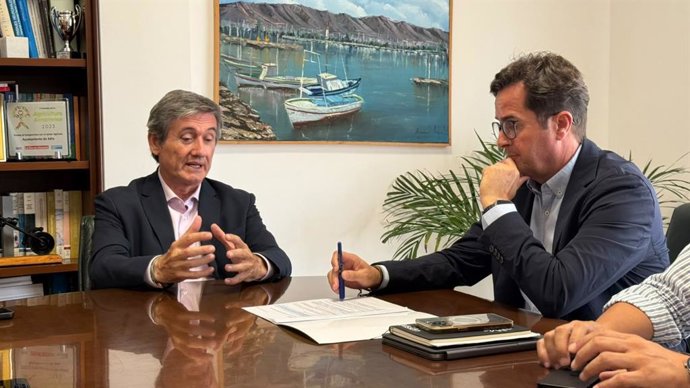 El alcalde de Adra, Manuel Cortés, y el delegado de la Junta en Almería, Francisco Góngora.