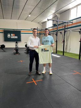 El diputado de Empleo y Empresa, Luis Miguel Carmona (i), junto a uno de los beneficiarios de las ayudas.