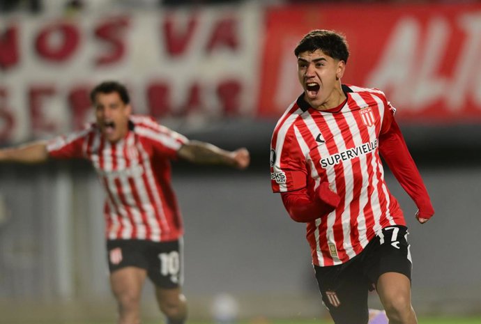Futbol, Estudiantes de La Plata vs Universidad Catolica  Copa Libertadores 2026. El jugador de Estudiantes de La Plata , Joaquin Tobio, derecha, celebra su gol contra Universidad Catolica durante el partido del grupo D de la Copa Libertadores realizado