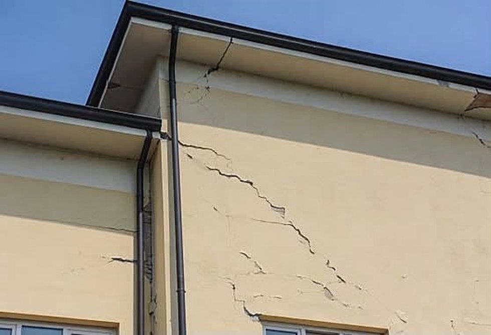 Grietas en la fachada de un edificio en La Zubia.