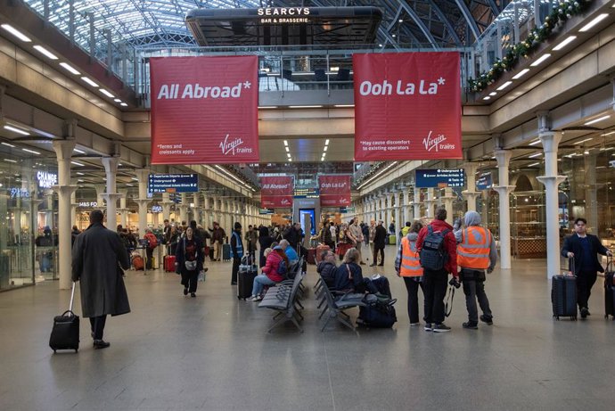 Archivo - October 30, 2025, London, United Kingdom: New Virgin Trains' banners hang over the travelers on the St Pancras train station in London. Virgin Trains announced it is planning to challenge Eurostar and to launch rail services from London St Pancr