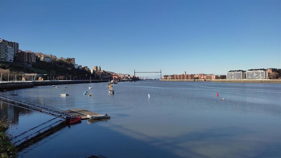 Archivo - Puente de Bizkaia en una jornada soleada