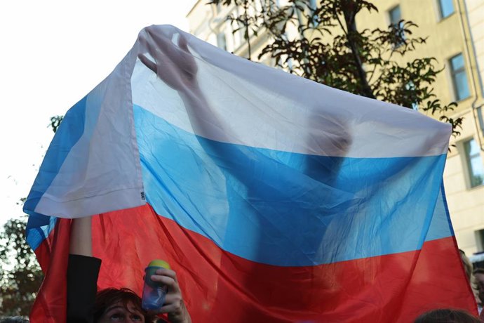 RÚSSIA, MOSCOU – 10 DE AGOSTO DE 2026: Ativistas se reúnem do lado de fora enquanto a Suprema Corte da Rússia analisa um pedido do partido Rodina para desqualificar o Yabloko das eleições para a Duma Estatal de 2026