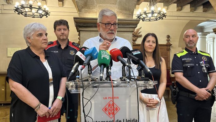 L'alcalde de Lleida, Fèlix Larrosa, en roda de premsa.