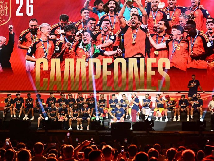 Los jugadores de la Selección, en el escenario instalado en la Plaza de Cibeles para celebrar el Mundial.