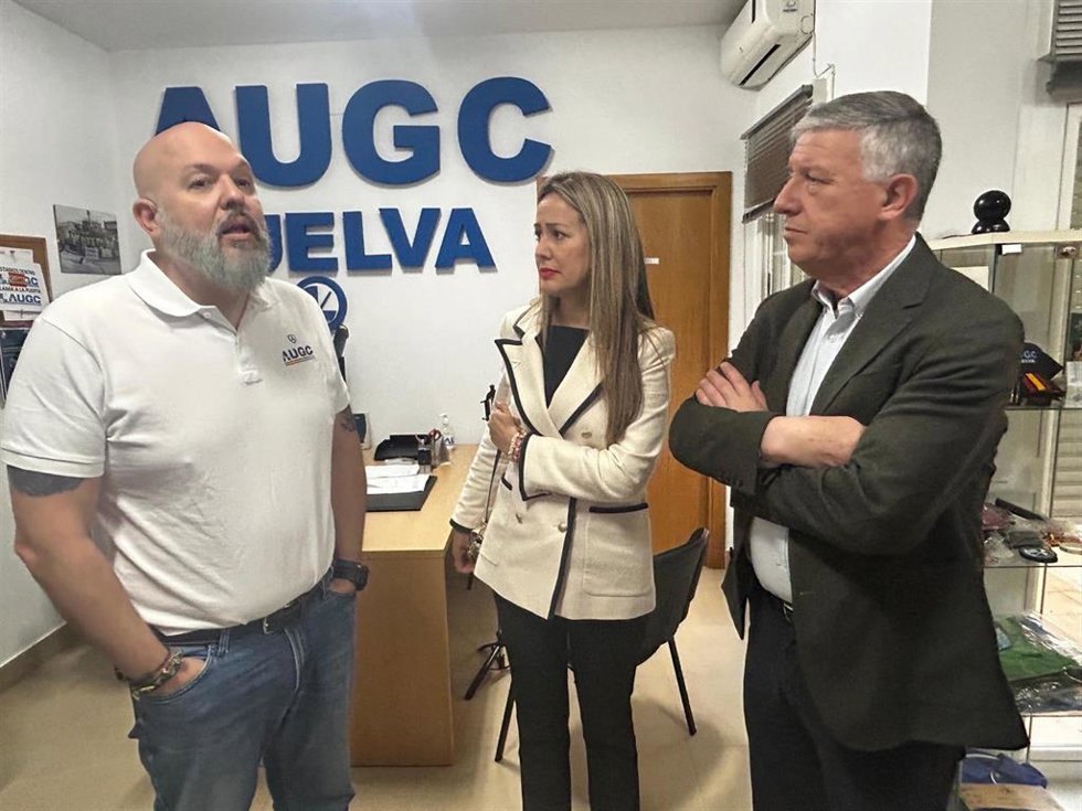 La diputada nacional por Huelva Bella Verano y el senador Carmelo Romero en una reunión con representates de la AUGC en Huelva.