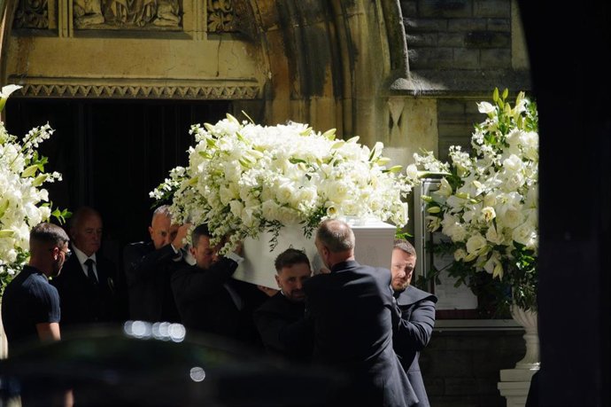 Varias personas trasladan el ataúd tras el funeral de la cantante galesa Bonnie Tyler en Swansea.