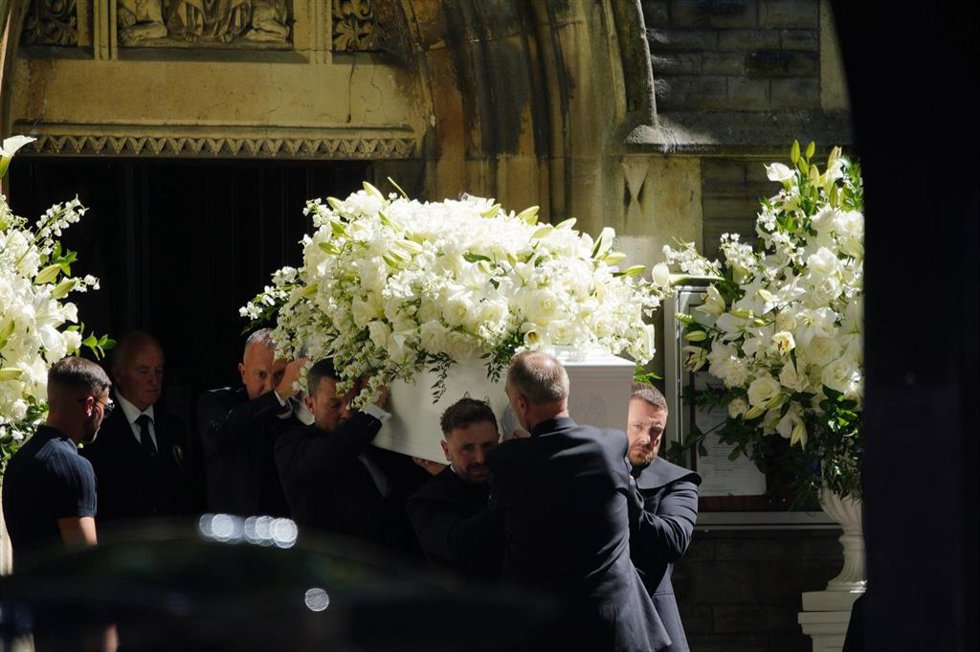 Varias personas trasladan el ataúd tras el funeral de la cantante galesa Bonnie Tyler en Swansea.