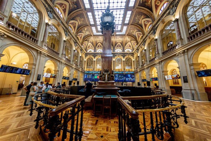 Archivo - Paneles informativos en el Palacio de la Bolsa de Madrid.