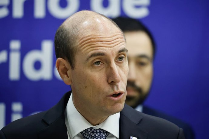 Santiago, 6 de julio de 2026.  El Ministro de Seguridad Martin Arrau entrega informe semanal tras el Comite Policial, junto a autoridades policiales   Diego Martin/Aton Chile