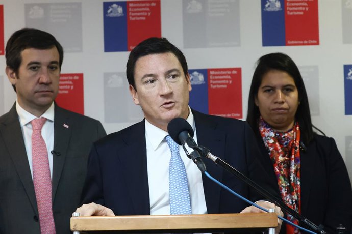 Santiago 14 de julio 2026. Representantes de los partidos del Oficialismo y el Biministro de Economia y Mineria, realizan un punto de prensa luego de sostener una reunion sobre la actividad economica y laboral del pais. Dragomir Yankovic/Aton Chile