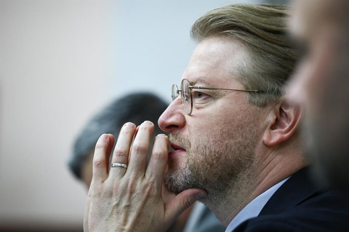 RÚSSIA, MOSCOU – 17 DE AGOSTO DE 2026: O presidente do Partido Yabloko, Nikolai Rybakov, participa de uma audiência no Supremo Tribunal da Rússia sobre o recurso do partido para restabelecer sua lista de candidatos para as próximas eleições de 2026 para a