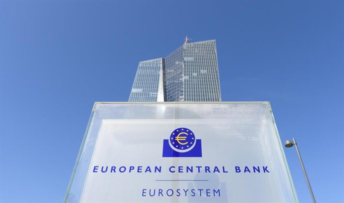 Archivo - FILED - 07 September 2016, Hesse, Frankfurt_Main: FILE PHOTO - The headquarters of the European Central Bank (ECB) in Frankfurt am Main protrudes from behind a stele with the ECB logo. Photo: Arne Dedert/dpa
