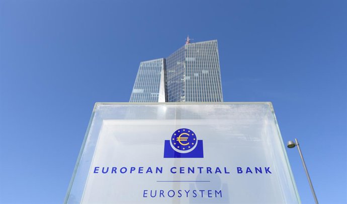 Archivo - FILED - 07 September 2016, Hesse, Frankfurt_Main: FILE PHOTO - The headquarters of the European Central Bank (ECB) in Frankfurt am Main protrudes from behind a stele with the ECB logo. Photo: Arne Dedert/dpa