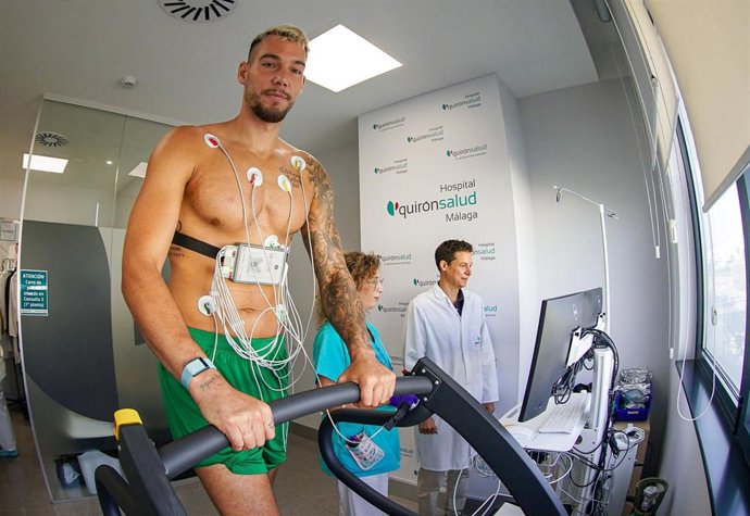 Willy Hernangómez sometiéndose a una prueba de esfuerzo junto al doctor Enrique Puche y la enfermera Ana Bello, del Servicio de Cardiología de Quirónsalud  Málaga.     