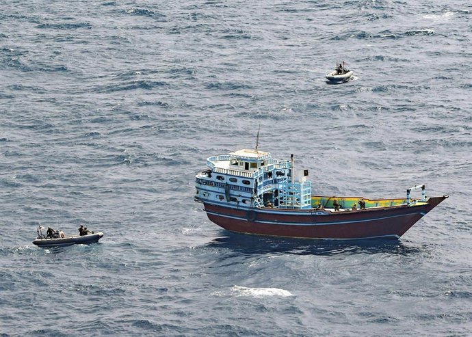 Archivo - STYLELOCATIONA U.S. Navy Search and Boarding team from the Arleigh Burke-class guided-missile destroyer USS Winston S. Churchill boards a un-flaged dhow vessel February 12, 2021off the coast of Somalia. The sailors seized an illicit shipment of 