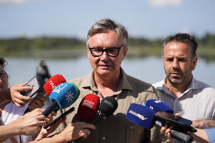 Archivo - El vicepresidente segundo y consejero de Turismo, Justicia, Desregulación y Administración Local, Manuel Gavira, en una atención con los medios. Imagen de archivo.